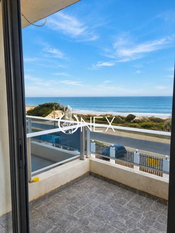 Venta monoambiente con dormitorio definido en primera líne