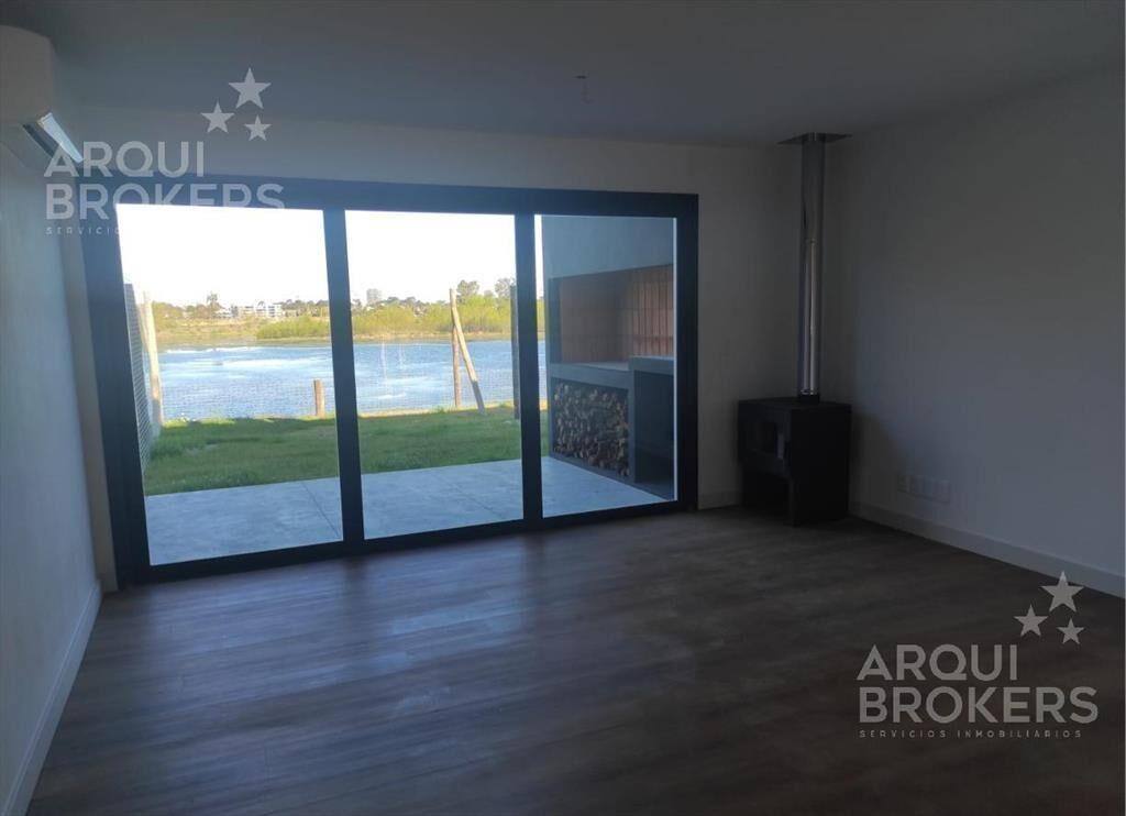 Venta casa tres dormitorios en Parque Miramar - 23E