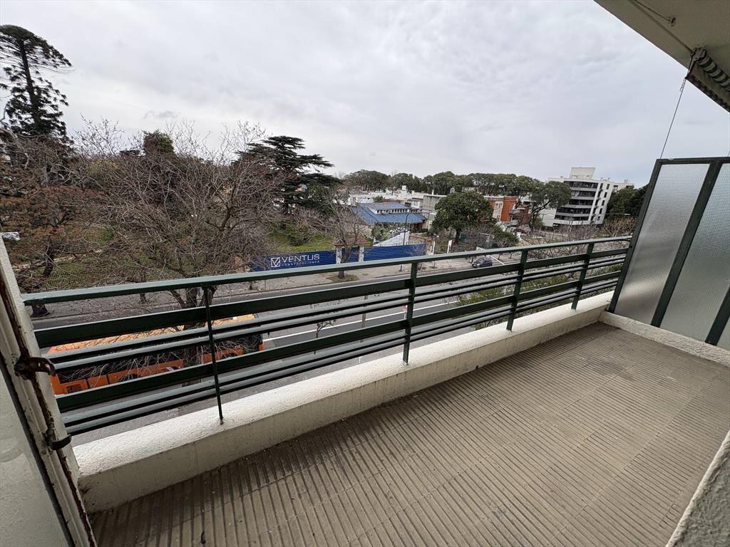 Alquiler  Apartamento al frente con un dormitorio y terraza