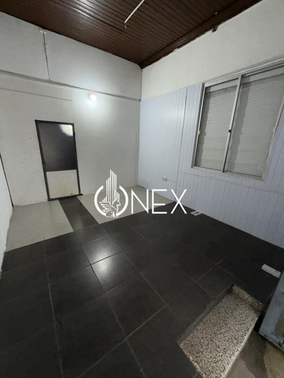 Se alquila local comercial en el centro de