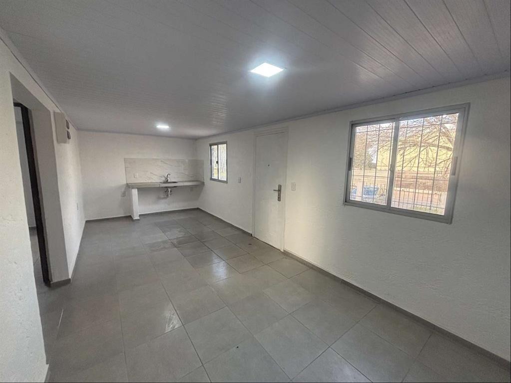 Casa en alquiler en Colón. Dos dormit, patio y lugar para c