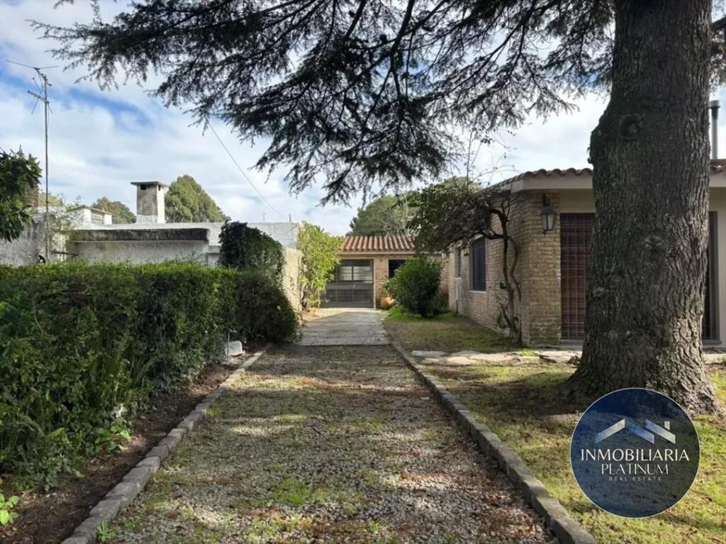 Casa en alquiler c/ cochera en Carrasco Norte