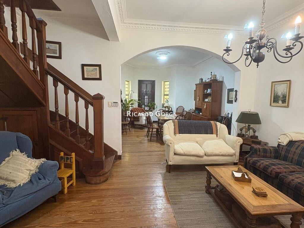 Casa en venta 4 dormitorios, fondo, piscina, cocheras en...