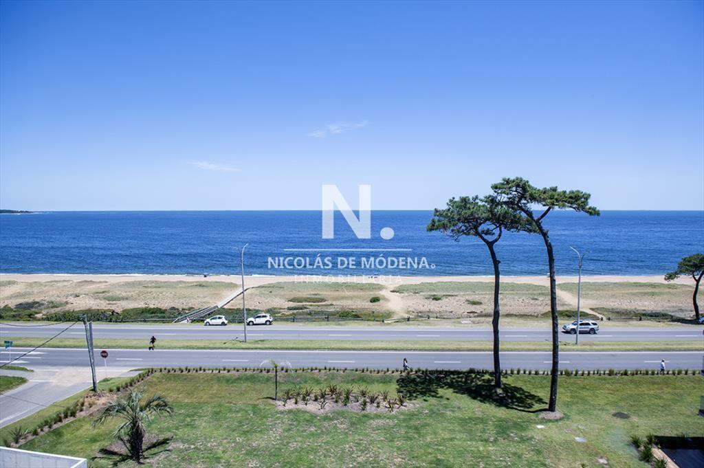Alquiler en Primera Línea en Pinares: Exclusivo Apartament