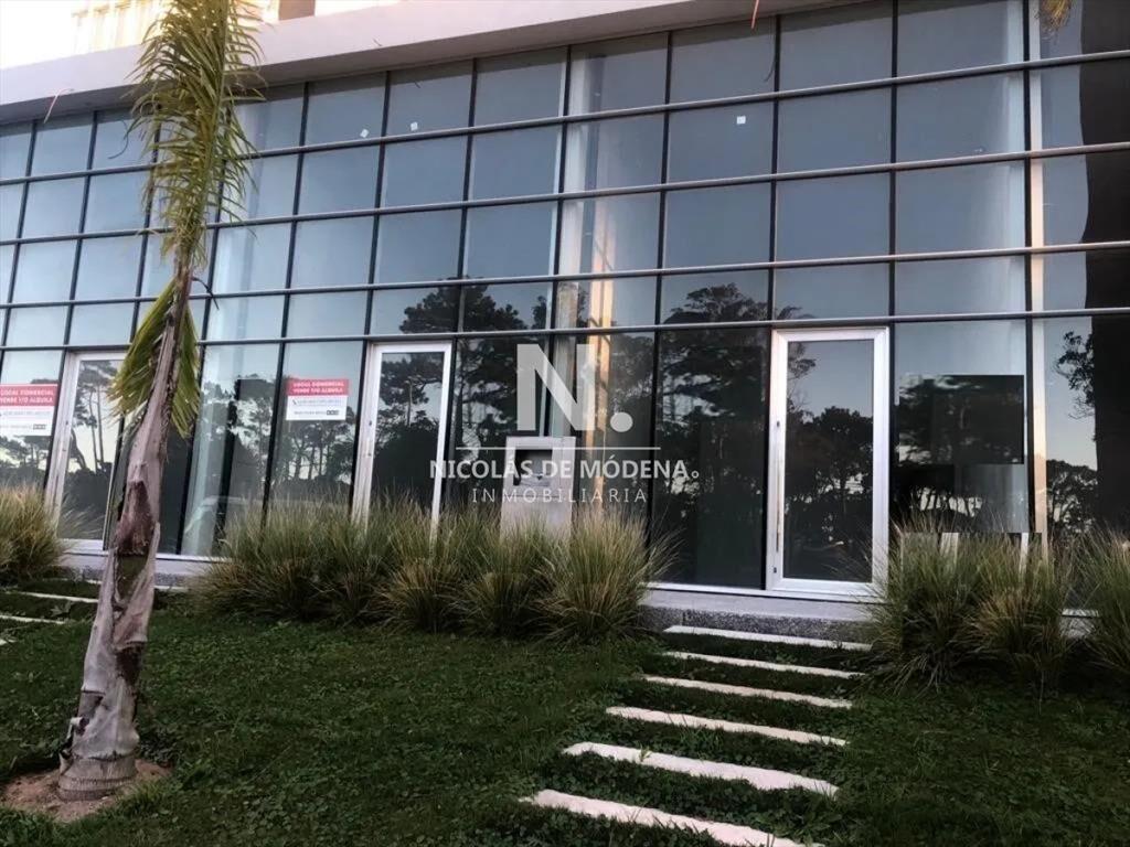 En venta local en edificio Ocean Drive Country,