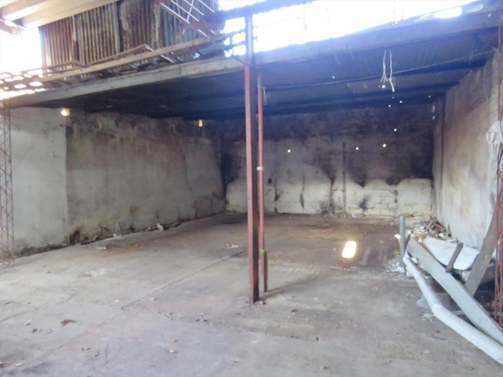 Venta de cuatro locales con renta y tres apartamentos.