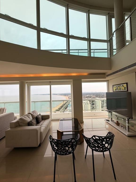 Alquiler temporal Penthouse con piscina en Playa Mansa