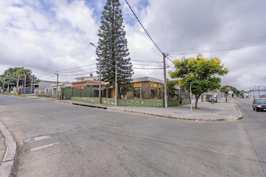 Casa en Esquina en Nuevo París : 2 Dormitorios, Cochera c/P