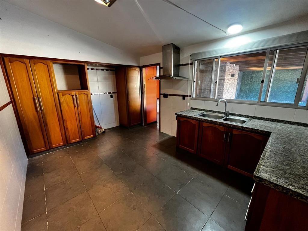 Ciudad de Guayaquil esq Caramuru 4 dorm. 300 m2, piscina y