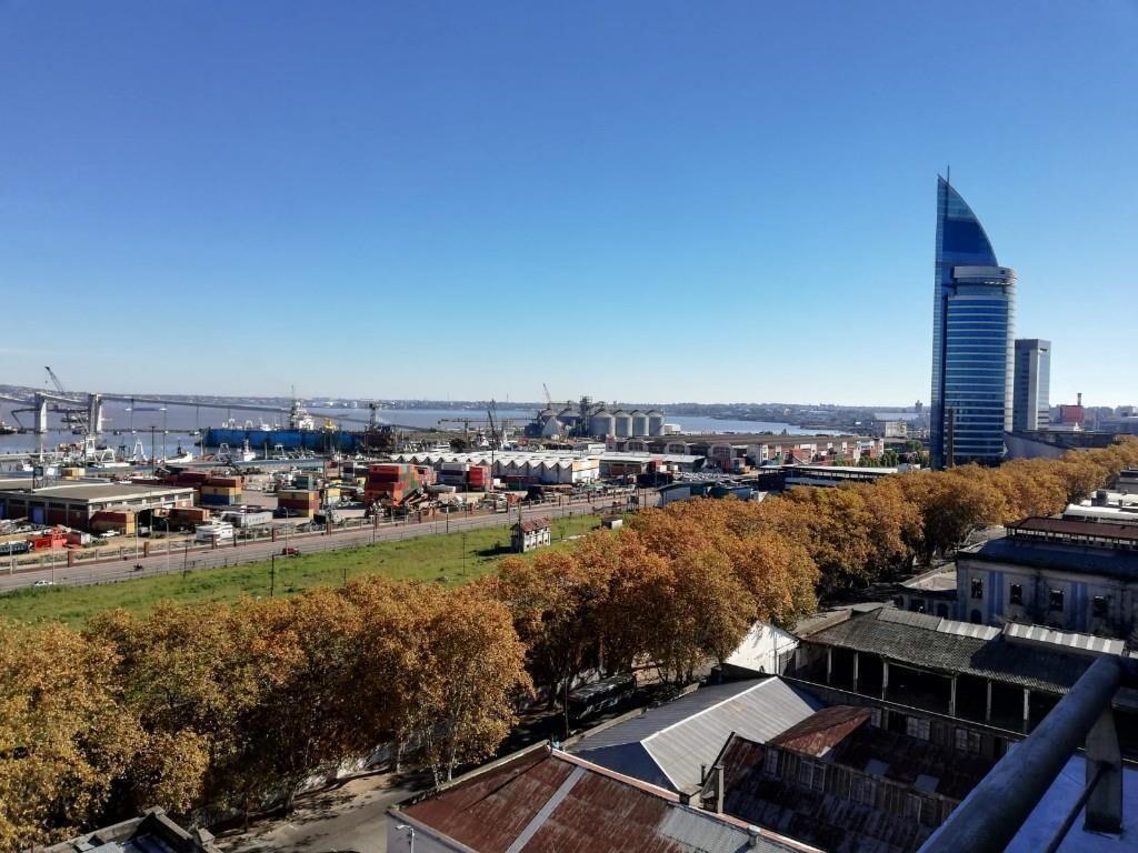 Excelente con vista a la bahía de Montevideo