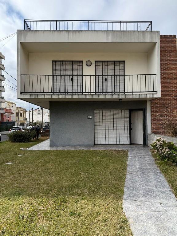 Casa en 3 plantas, toda reciclada con entrada vehicular