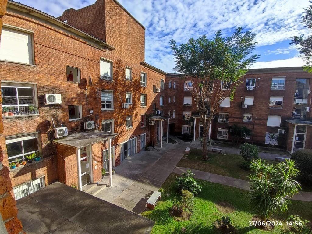 Se alquila apto en Complejo,Calle Londres, Pérez Castellano