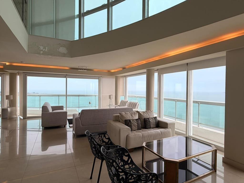 Alquiler temporal Penthouse con piscina en Playa Mansa