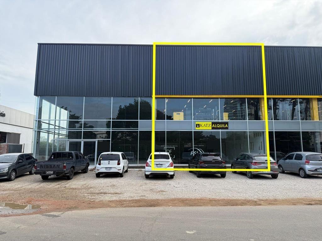 Alquiler local comercial de 233 m² cerca de Punta Shopping.