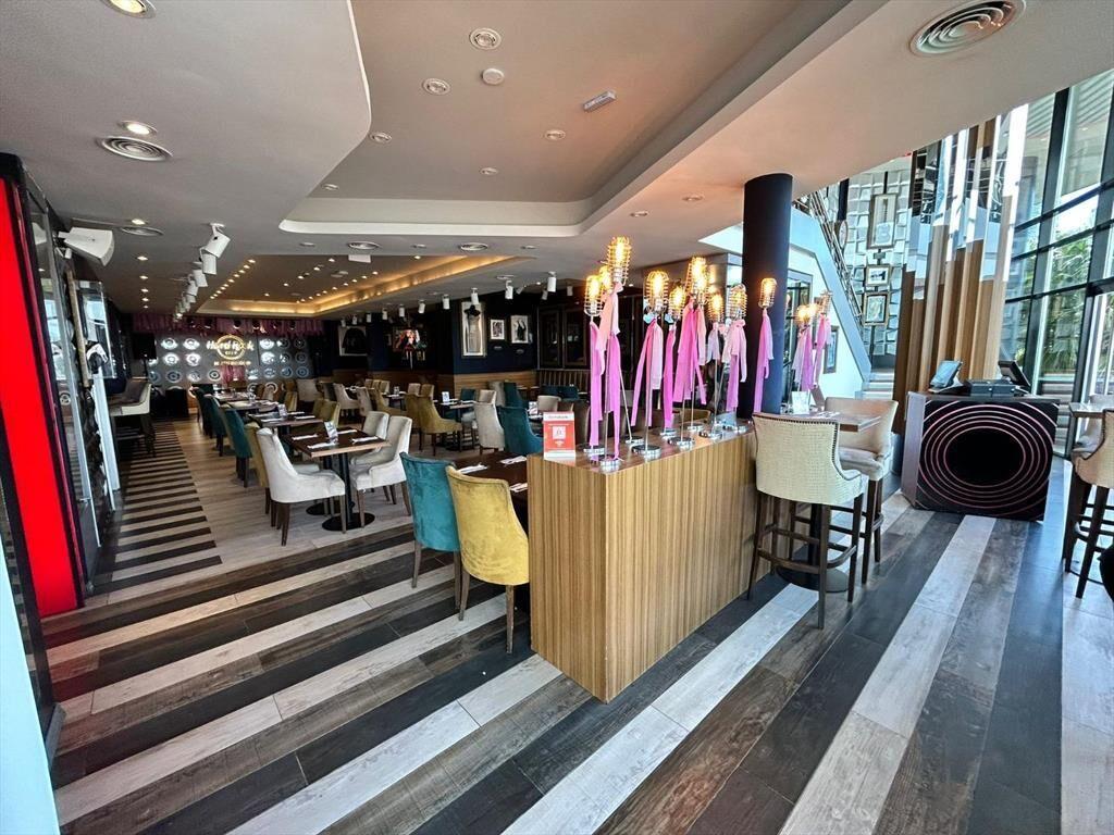 Local en Forum, con excelente renta, 750 m2 totales!