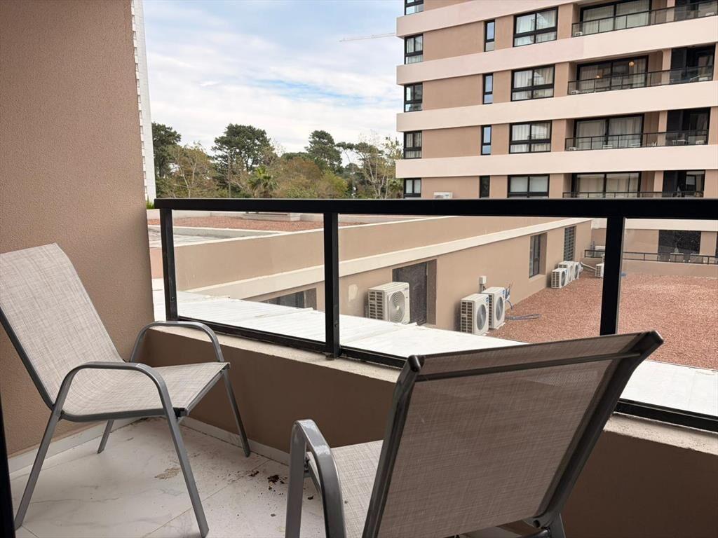 Venta apartamento de 1 dormitorio sobre Av. Roosevelt, Punt