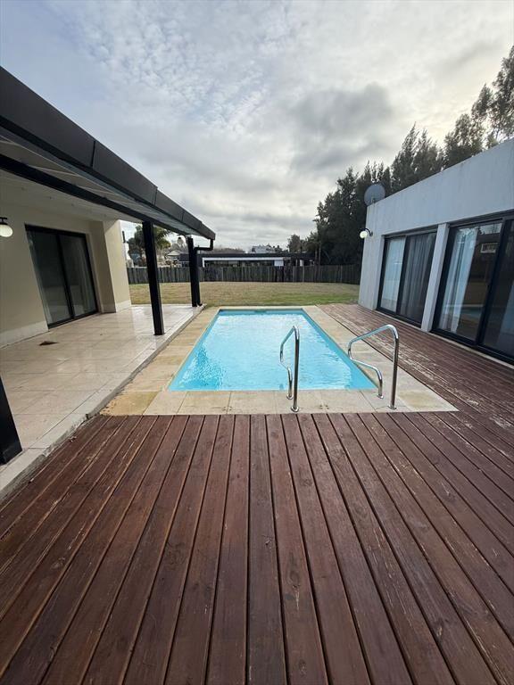 Venta casa 4 dorm Colinas de Carrasco piscina