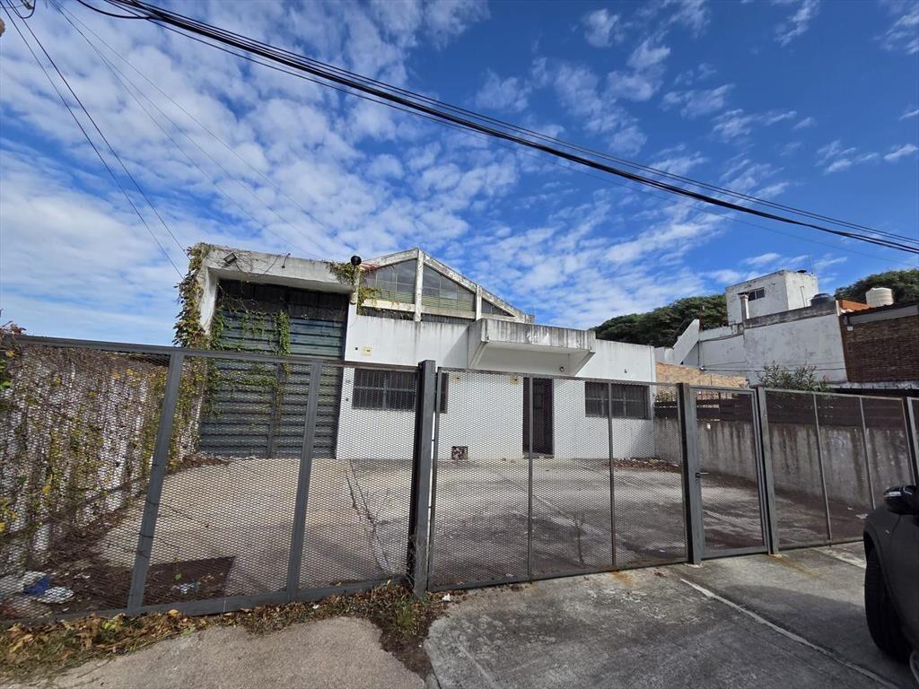 Proximo  Bv Batlle y Ordoñez y Varela, 511 m2 edificados, t