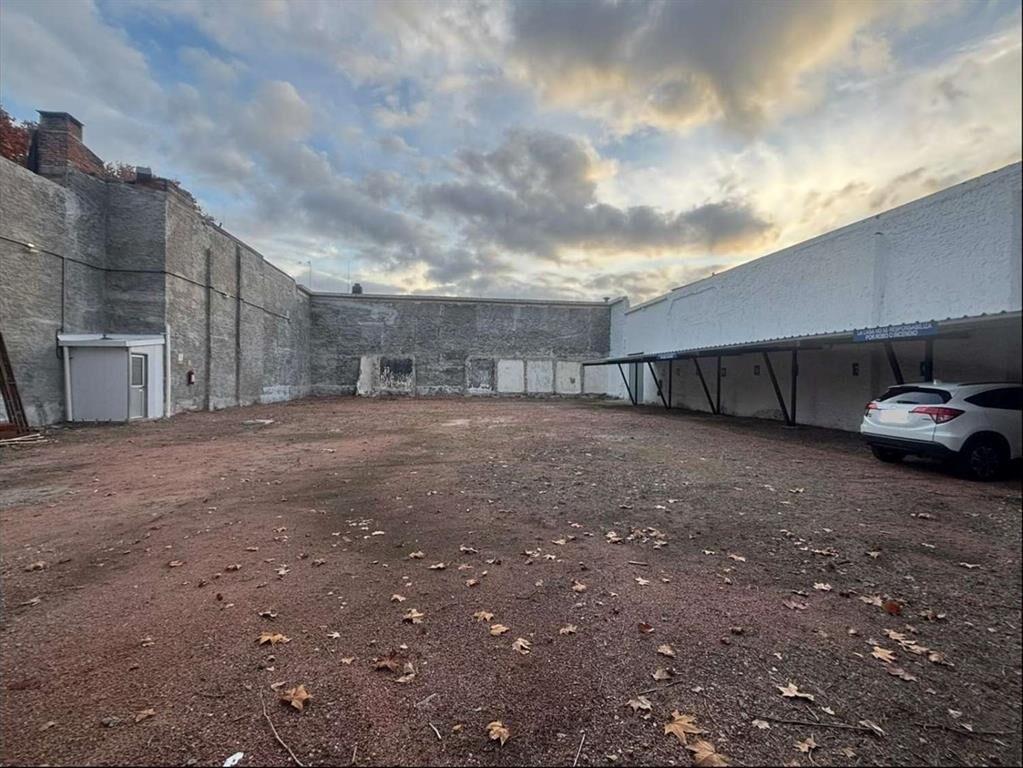 Excelente ubicación: predio de 880 m2 y (adicional) galpón.