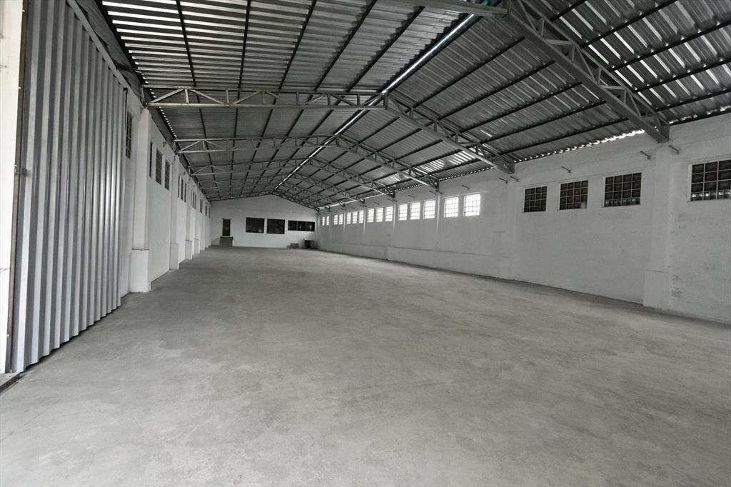 Proximo Garzón y San Quintin, Galpón de 1700m2, vigilancia