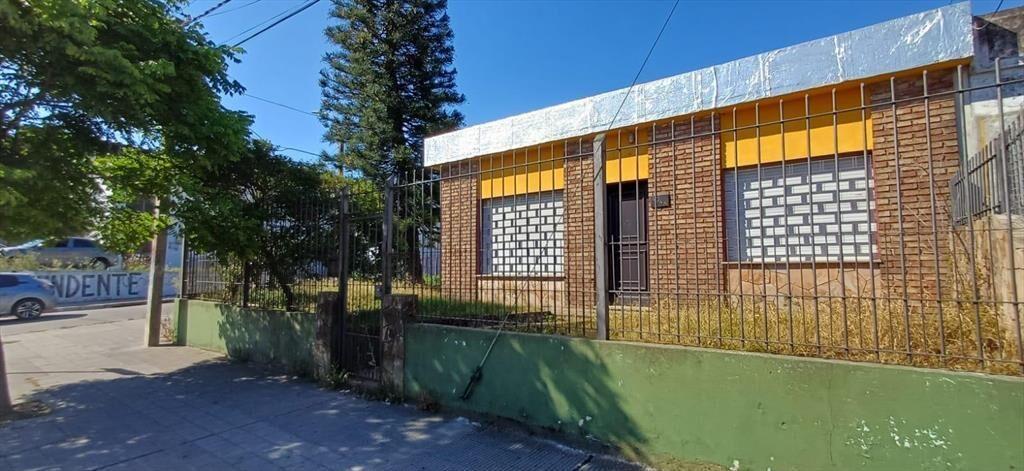 Casa en Esquina en Nuevo París : 2 Dormitorios, Cochera c/P
