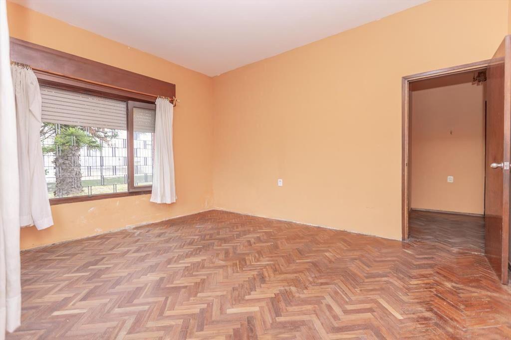 Casa en Esquina en Nuevo París : 2 Dormitorios, Cochera c/P