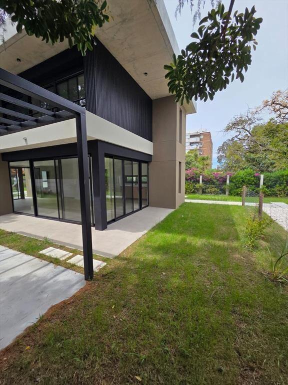 Gral Paz y Rivera, estrena, 135 m2 + jardín con parrillero