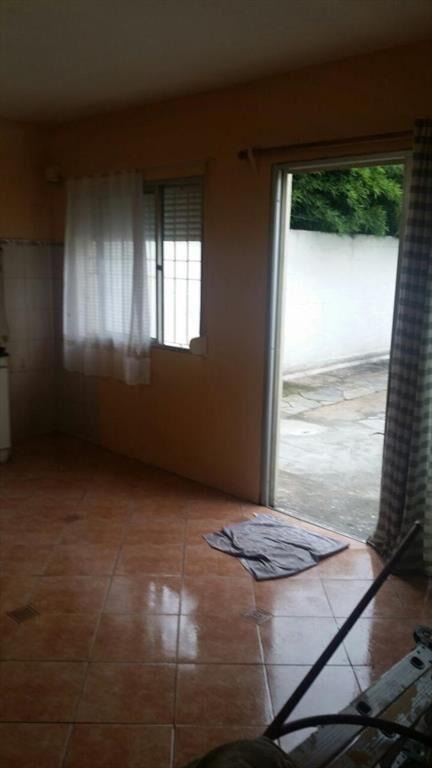 Apartamento- casa al fondo de 4 dormitorios, Sayago