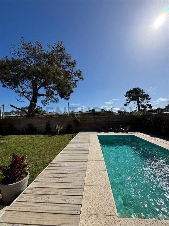CASA a ESTRENAR PISCINA a metros del mar , 450m2  con ren...