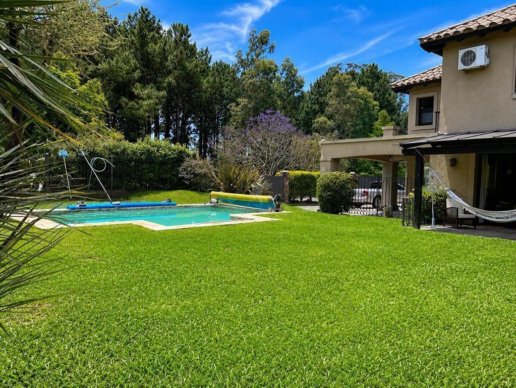 VENTA CASA 4 DORMITORIOS Y SERVICIO COUNTRY JARDINES DE CAR