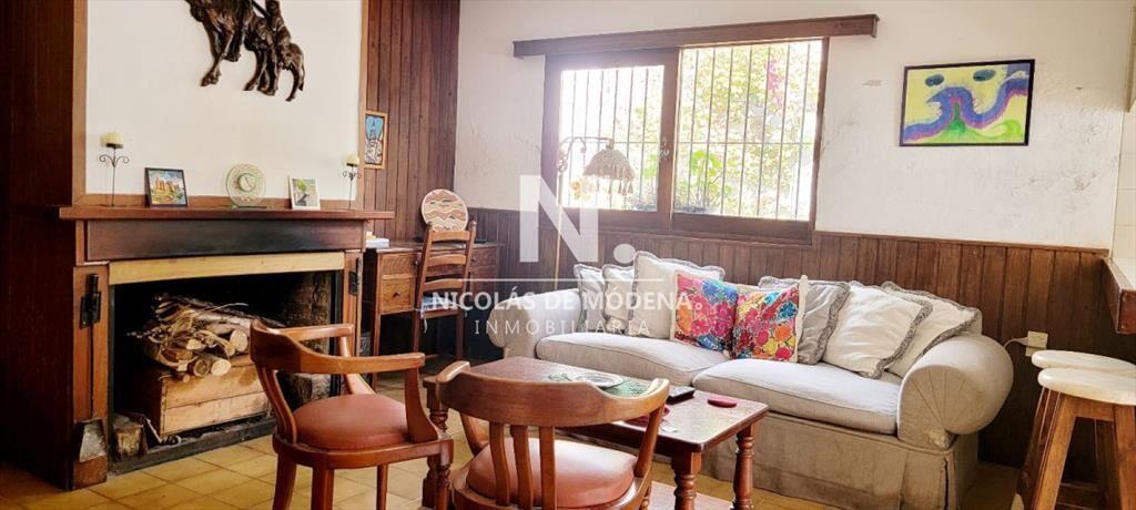 Hermosa casa de  2 niveles, con amplios espacios.