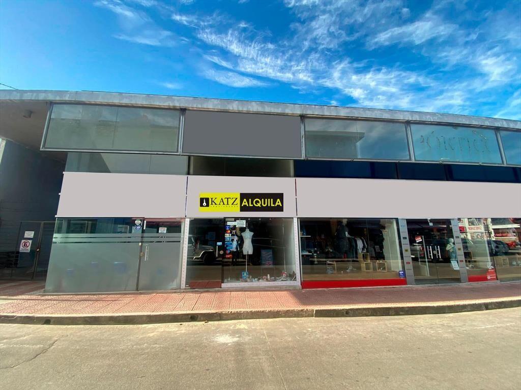 Ituzaingo y Sarandi, 60 m2 , 4 mts de frente, doble altura,