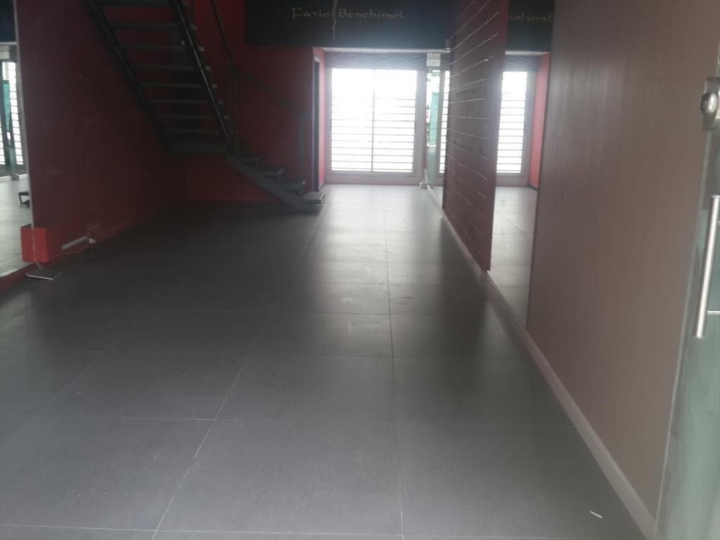 local - Solano García casi Ellauri, 100 m2 , 5 mts de frent