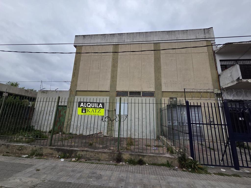 Gral Flores y Carreras Nacionales, 1300 m2 , estacionamient