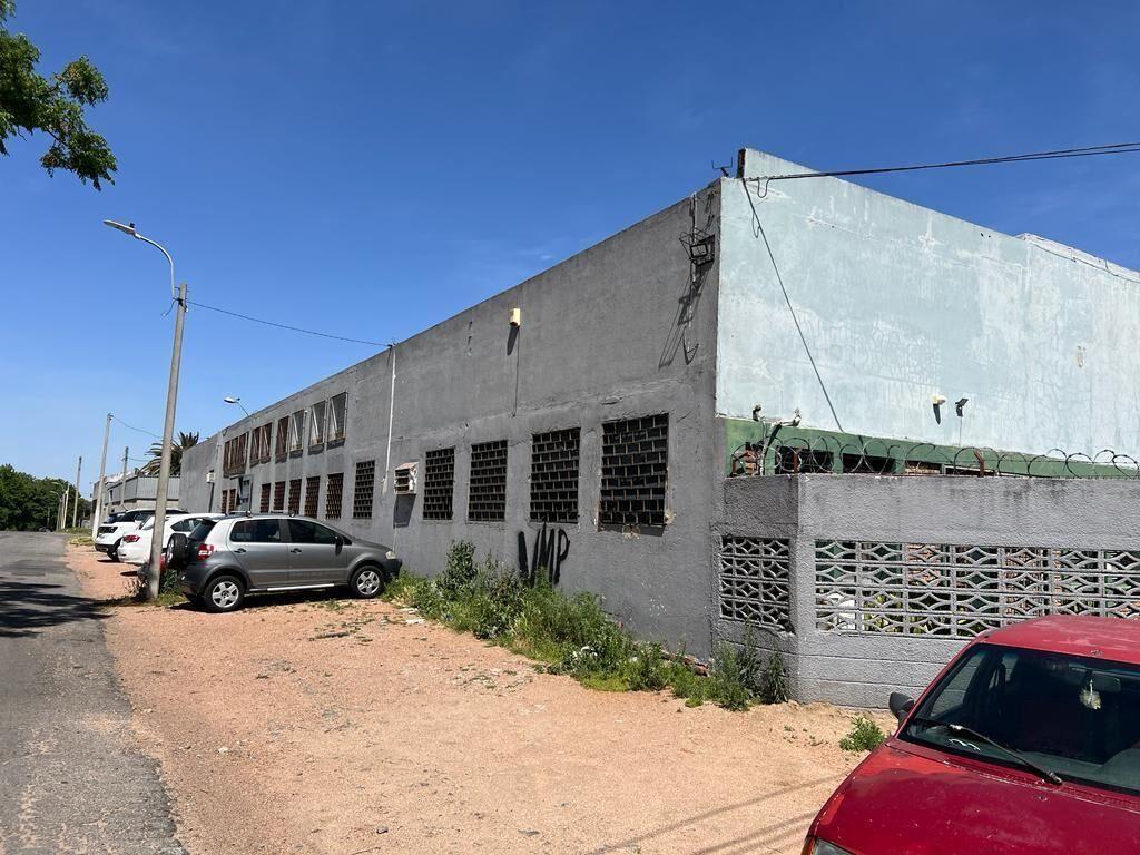 Venta local indistrial de 3158m2 sobre Luis Batlle Berres