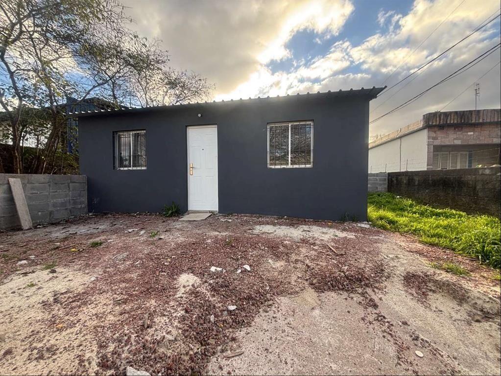 Casa en alquiler en Colón. Dos dormit, patio y lugar para c
