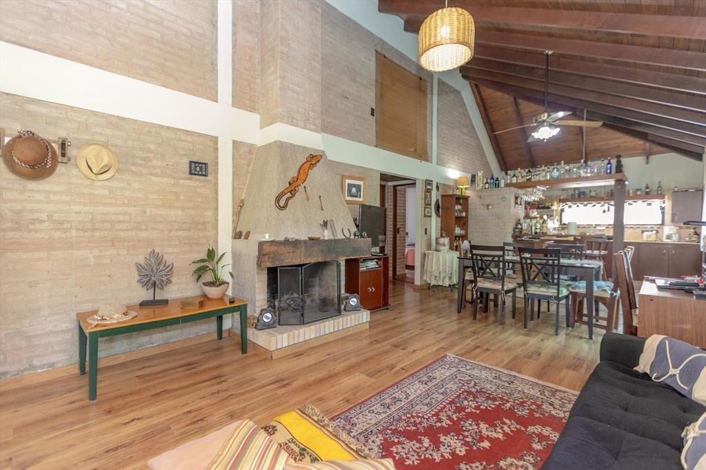 Venta de Casa con amplio terreno mas 2 cabañas a 1 cuadra d
