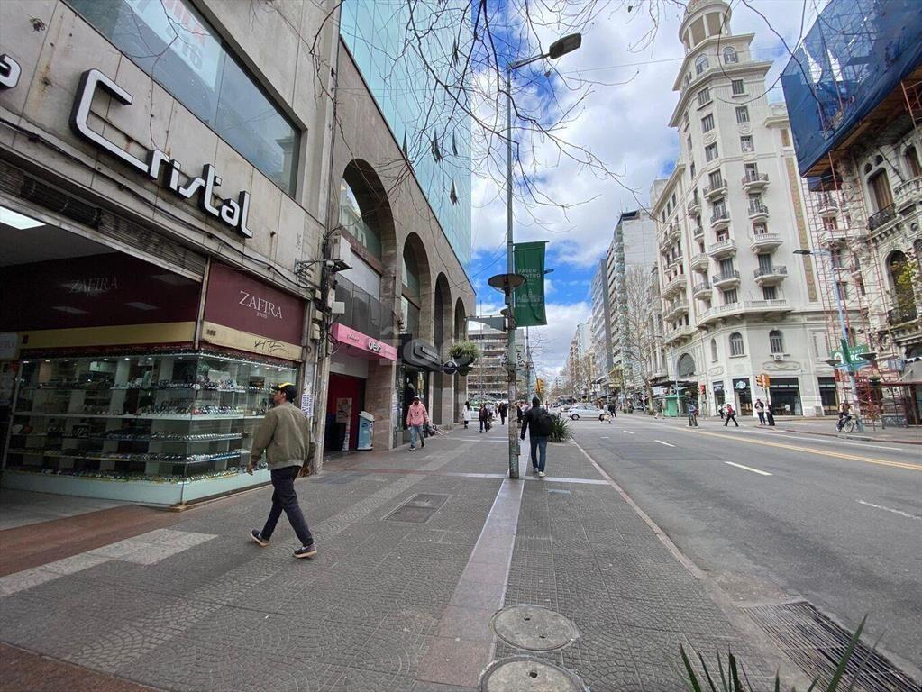 Venta en Conjunto de 5 Locales Comerciales en Galería Crist