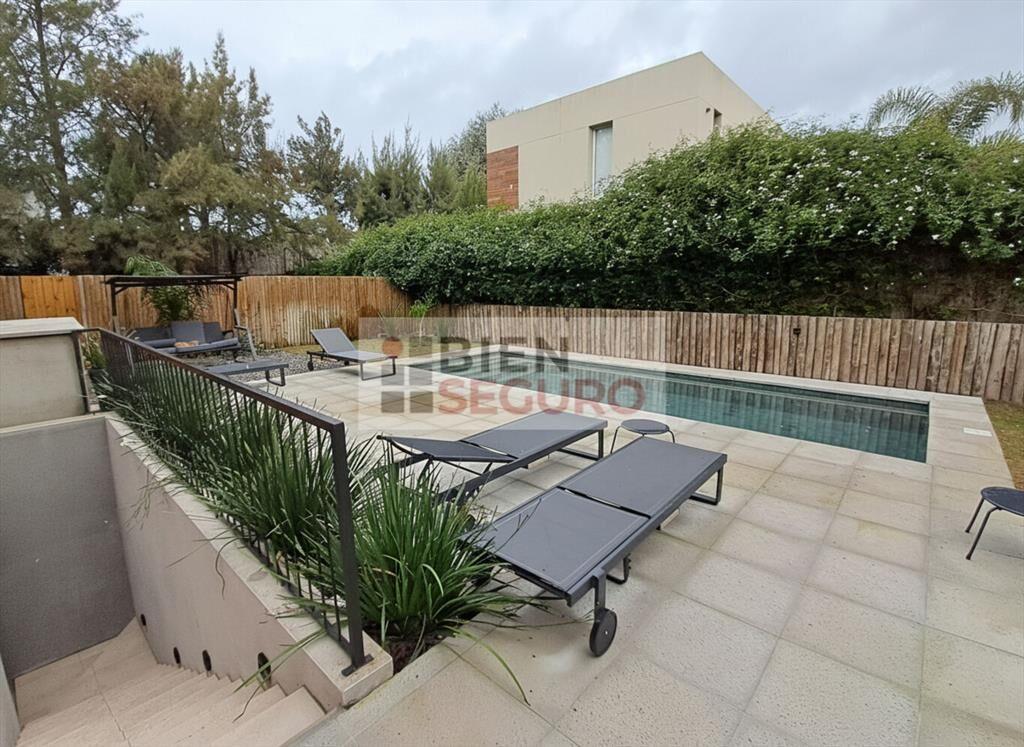 Penthouse de 2 dormitorios en alquiler en Carrasco Norte. C