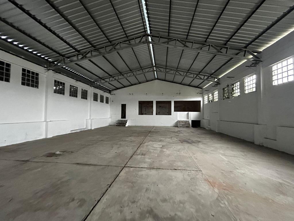 Proximo Garzón y San Quintin, Galpón de 1700m2, vigilancia