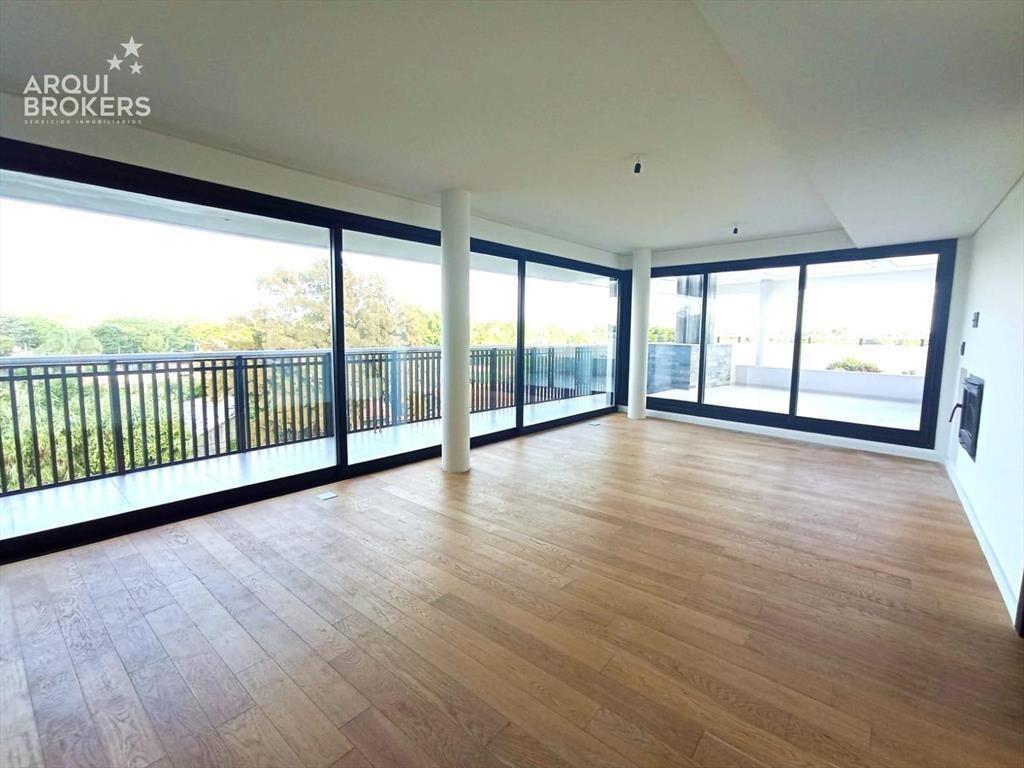 Apartamento penthouse de tres dormitorios en alquiler en Ca