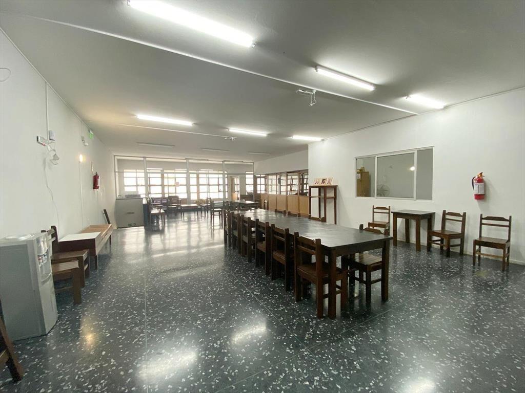 Venta local de 12 oficinas sobre Av. Agraciada en Bella Vis