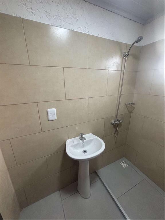 Casa en alquiler en Colón. Dos dormit, patio y lugar para c