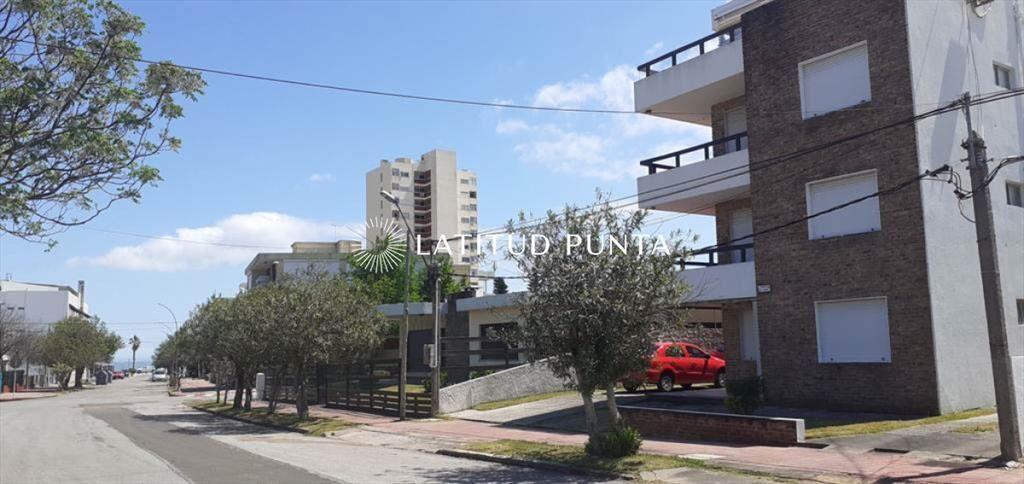 Piriapolis, apartamento de dos dormitorios a 100