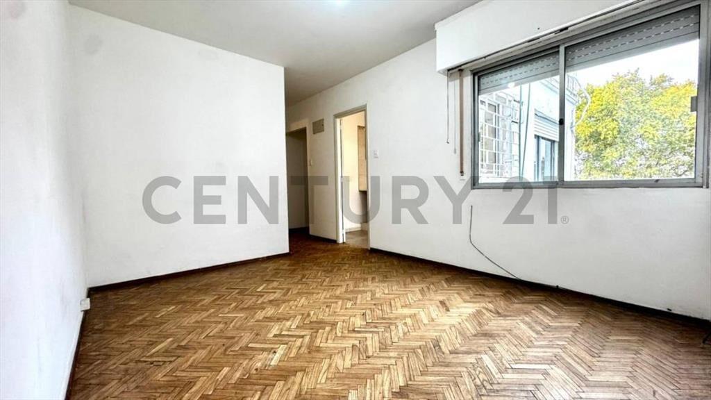VENTA APARTAMENTO TRES CRUCES,1 DORMITORIO, 3er PISO ESCA...
