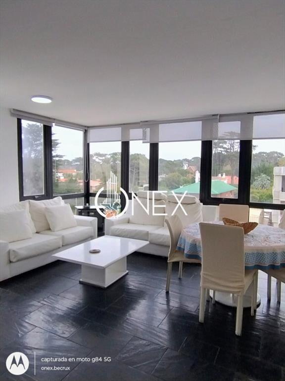 Apartamento de 2 dormitorios totalmente amueblado, con coch