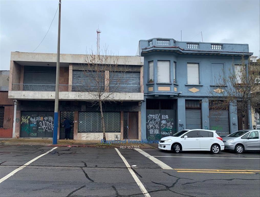 2 locales unidos y 2 casas arriba para escritorios