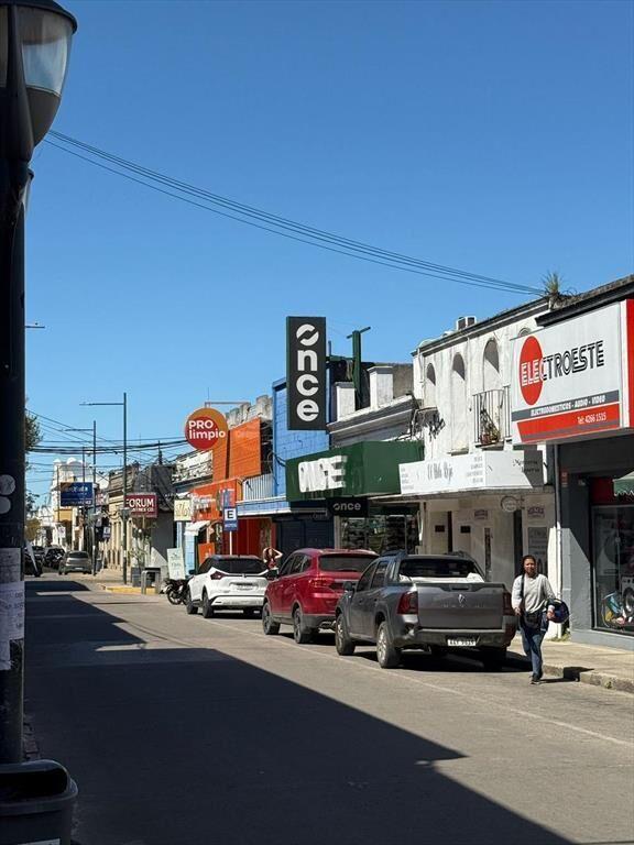 18 de julio entre Maldonado y Sarandi, 105 m2 , 3 mts de fr