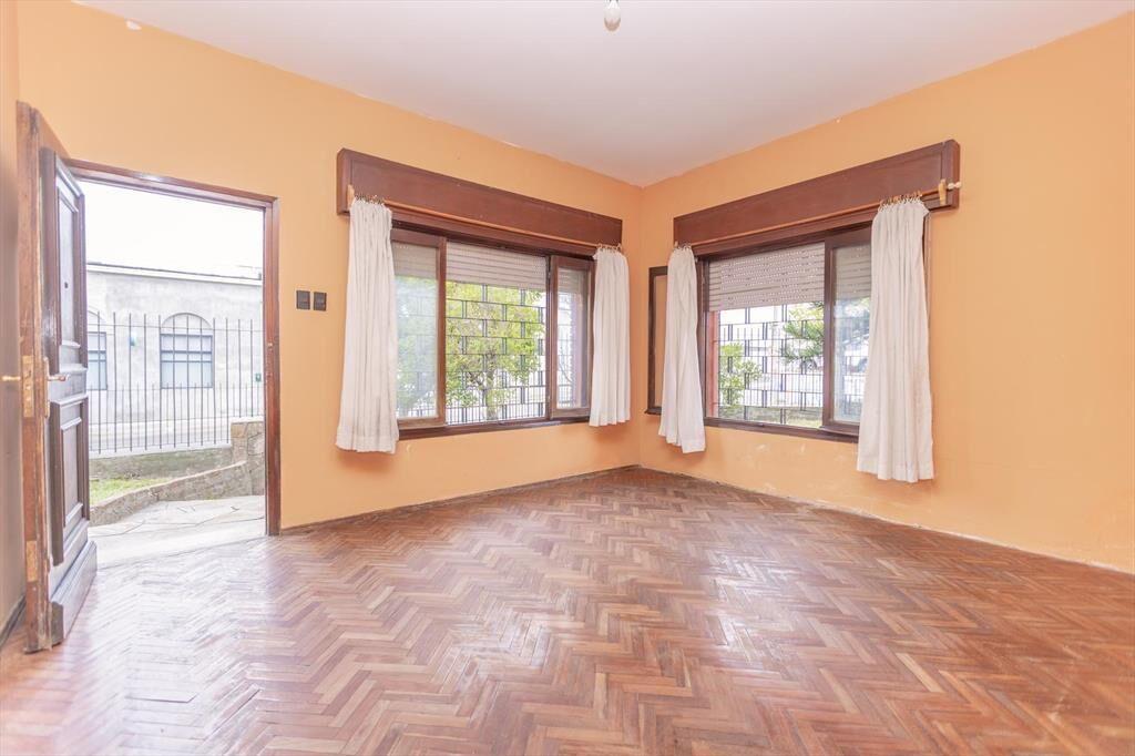 Casa en Esquina en Nuevo París : 2 Dormitorios, Cochera c/P