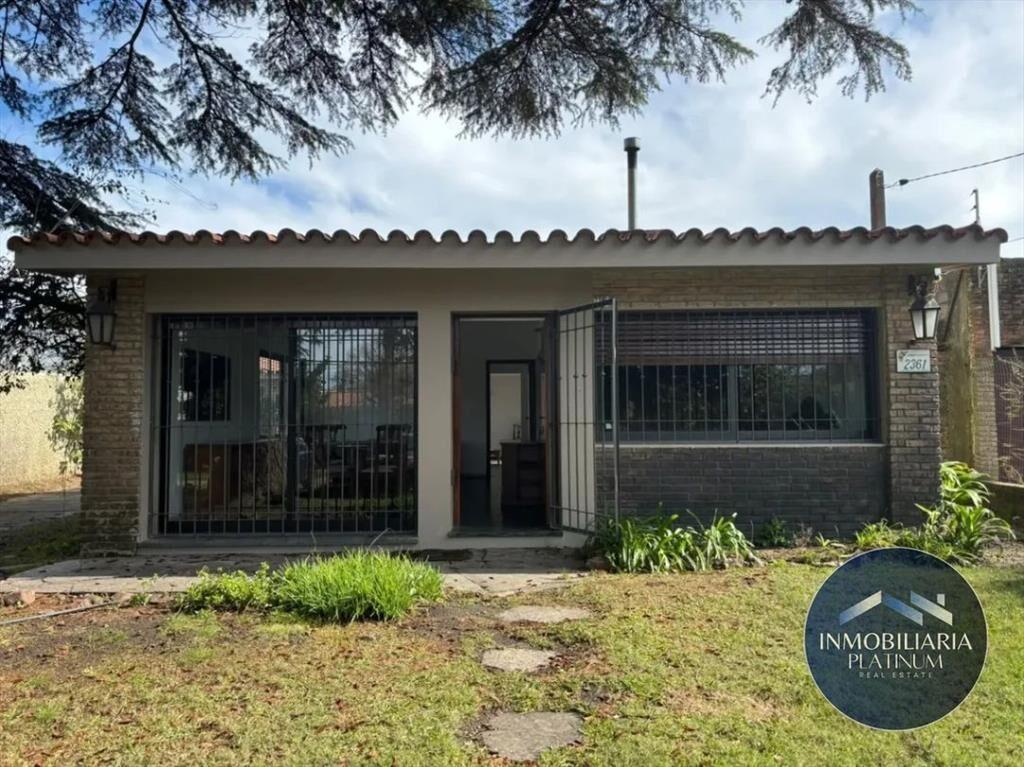 Casa en alquiler c/ cochera en Carrasco Norte